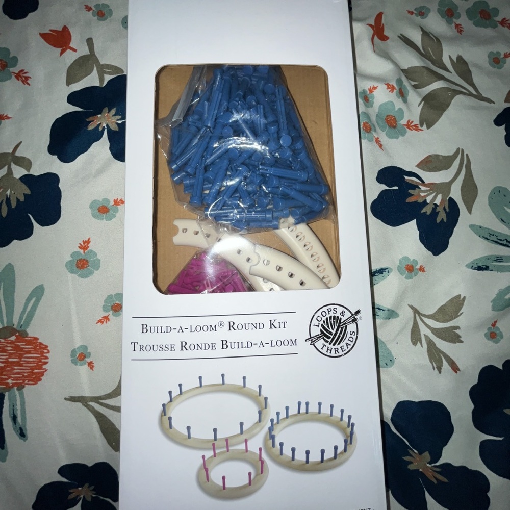 Adjustable knitting loom from loops and threads